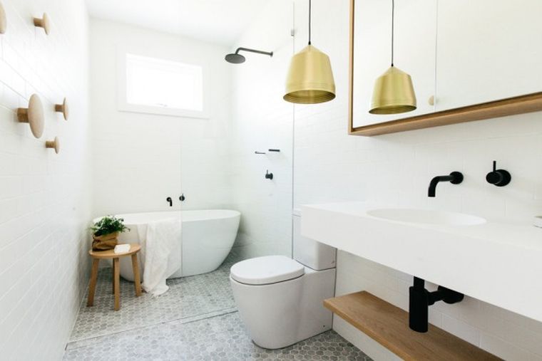 Skandinaviško dizaino-medinis-vonios kambarys-taburetė-maža-saugykla-idėja