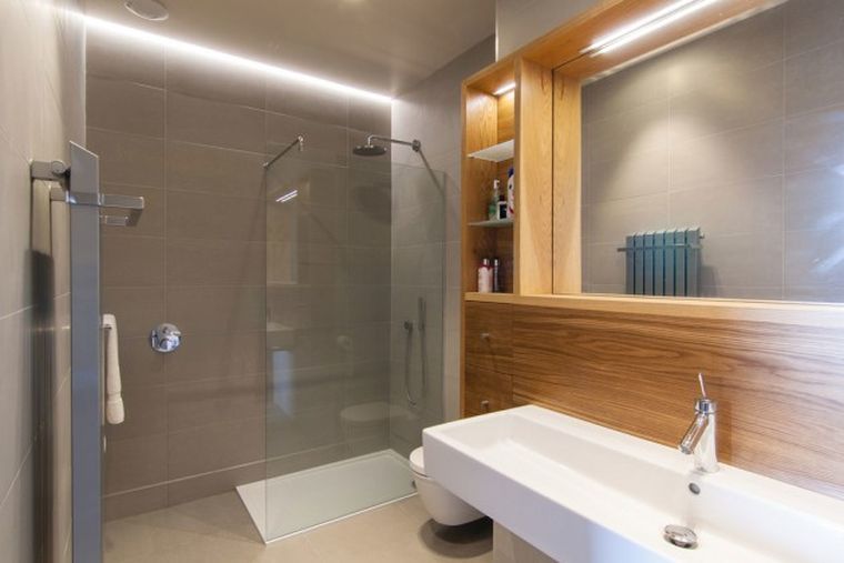 parete-contenitore-bagno-legno-specchio-mensole-aperte