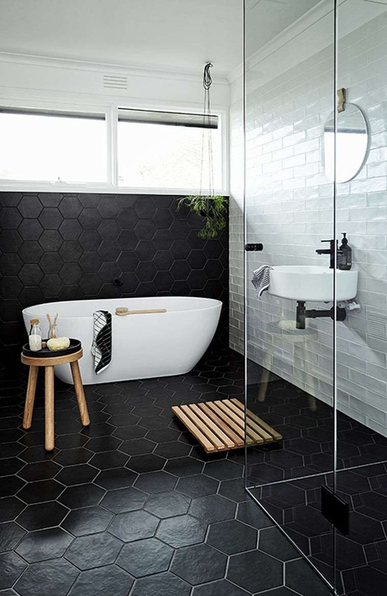 vonios kambarys-spintelė-mediena-maža-saugykla-natūralios-juodos plytelės