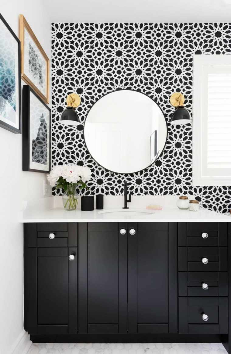 fekete fürdőszobai szekrény eredeti virágos fali dekoráció