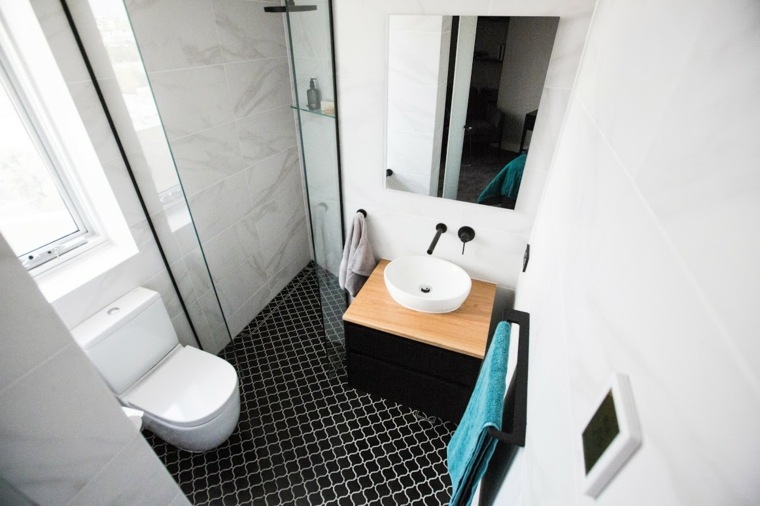 vonios kambario baldai mažoje erdvėje juodos spalvos sienų dažai balti
