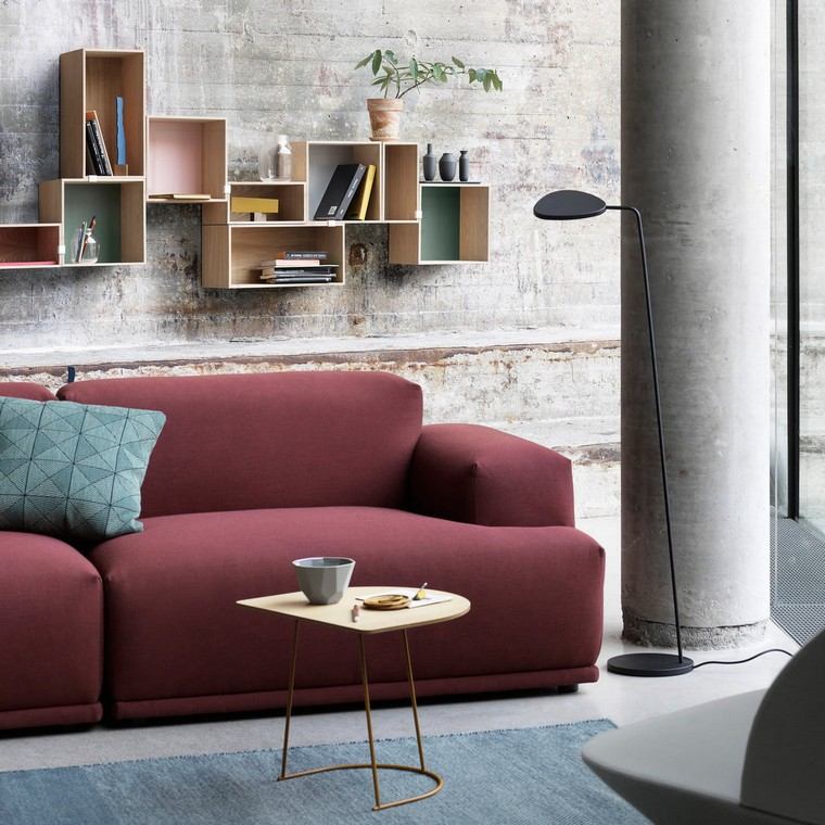 bordó-kanapé-polcok-szőnyegpadló-bútorok-nappali-trend-2019-