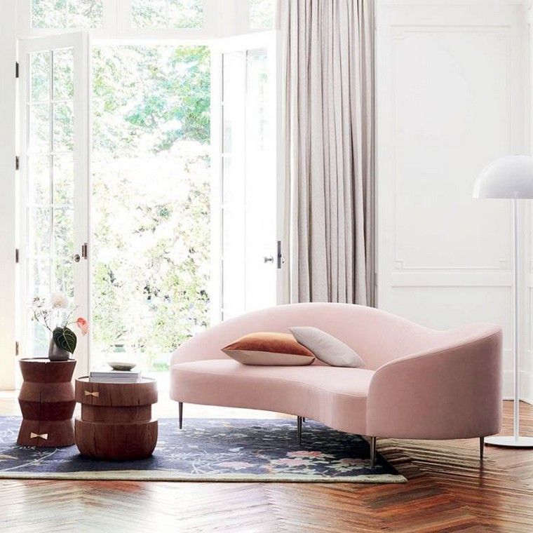 rožinė-sofa-medis-kavos staliukas-baldai-svetainė-tendencija-2019