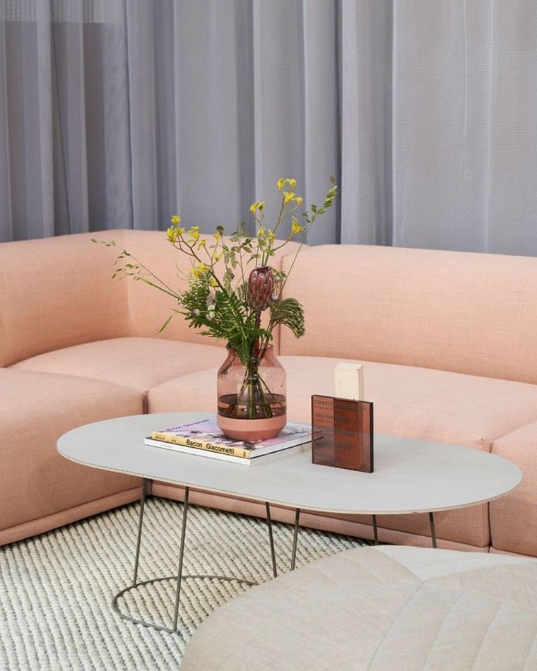 divano-soggiorno-vaso-fiori-mobili-soggiorno-trend-2019