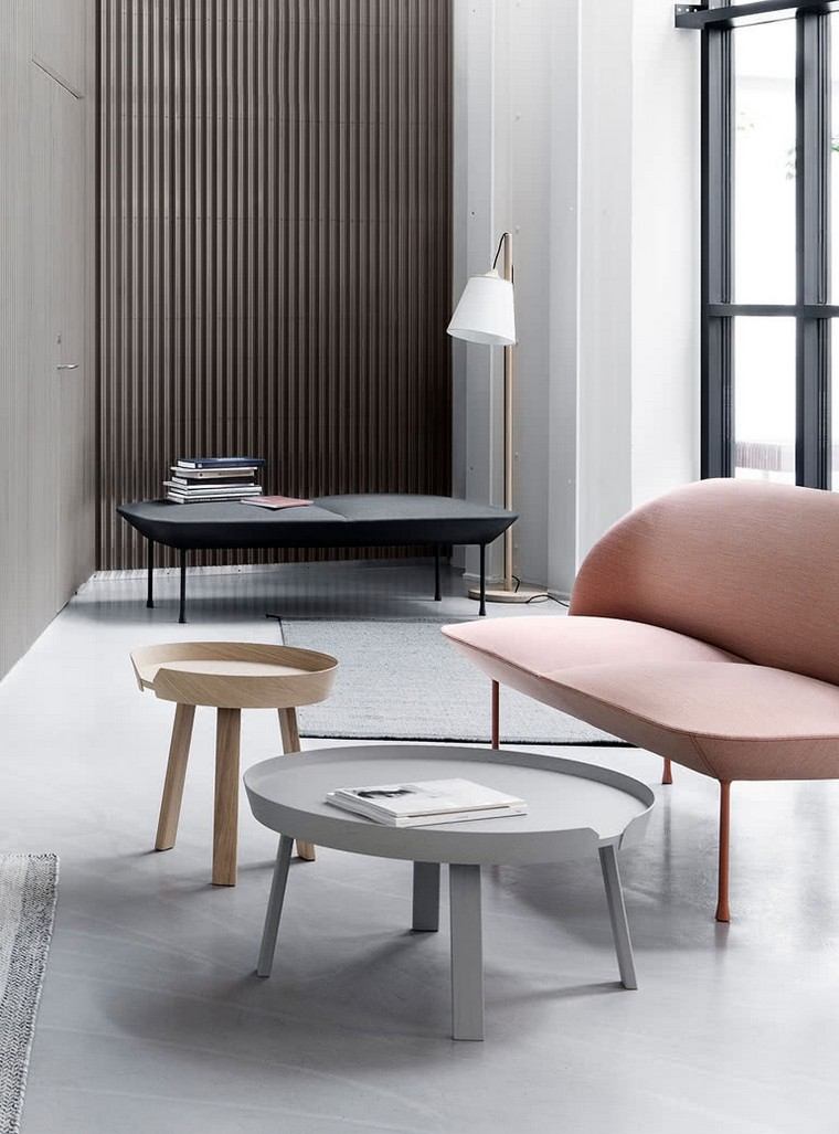 svetainė-rožinė-sofa-apvalus kavos staliukas