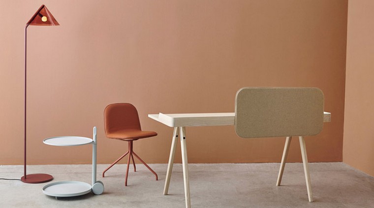 interjeras-modernus-dizainas-kėdė-stalas-medis