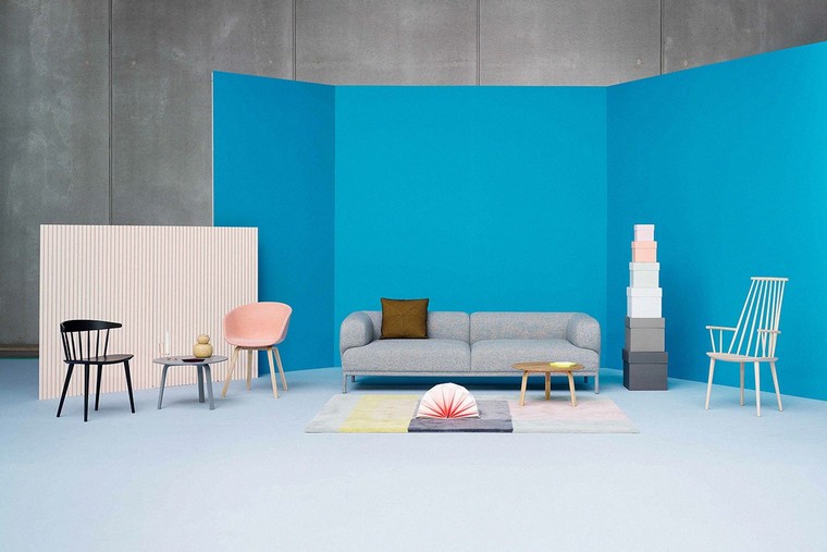 interjeras-skandinaviško dizaino-pilka-sofa-kėdė-grindų kilimėlis