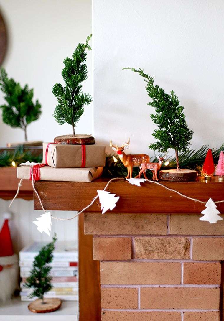 Kalėdų židinio apdaila-mažų medžių idėja