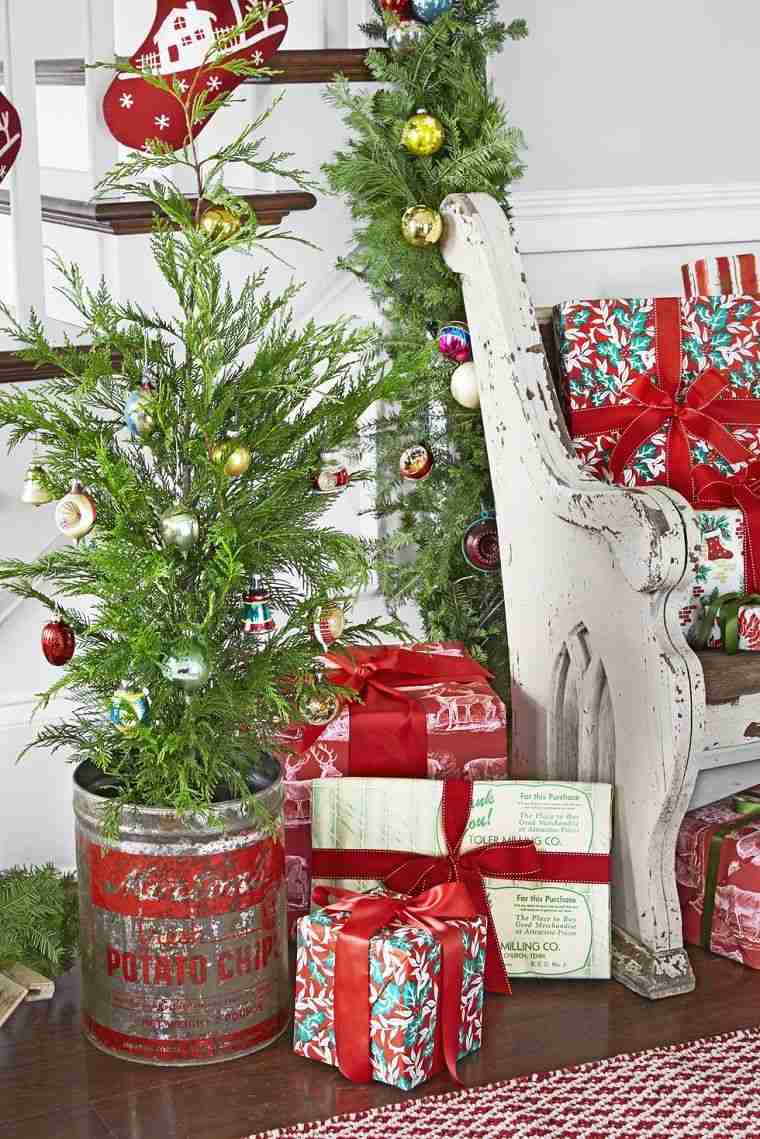Kalėdų deko eksterjeras-maža eglės veranda