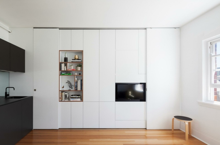 praktikus tárolás modern belső nappali mikro lakás ötlet