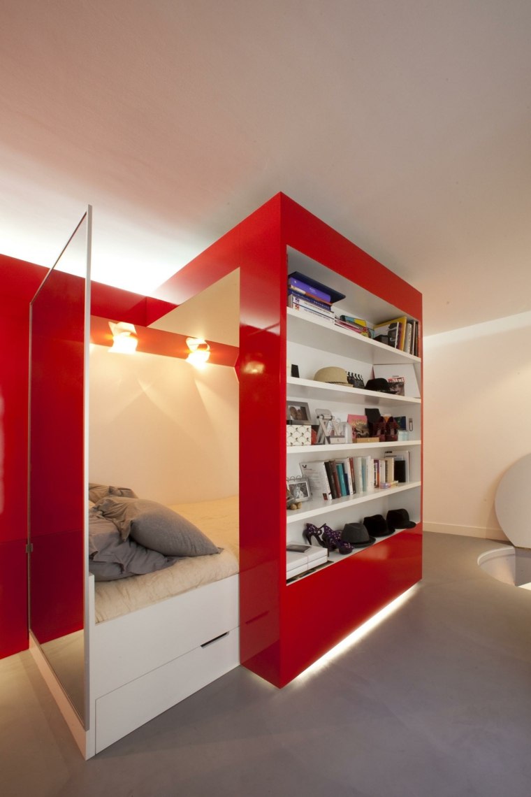 kis stúdió tervezési ötlet vörös tetőtéri ágy