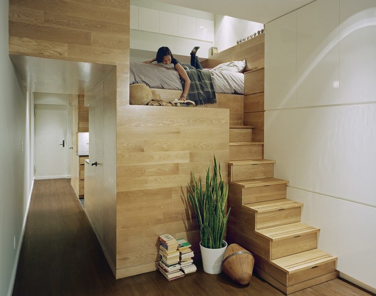 Lépcsőágy félemelet fa ötlet elrendezés tárolóhely
