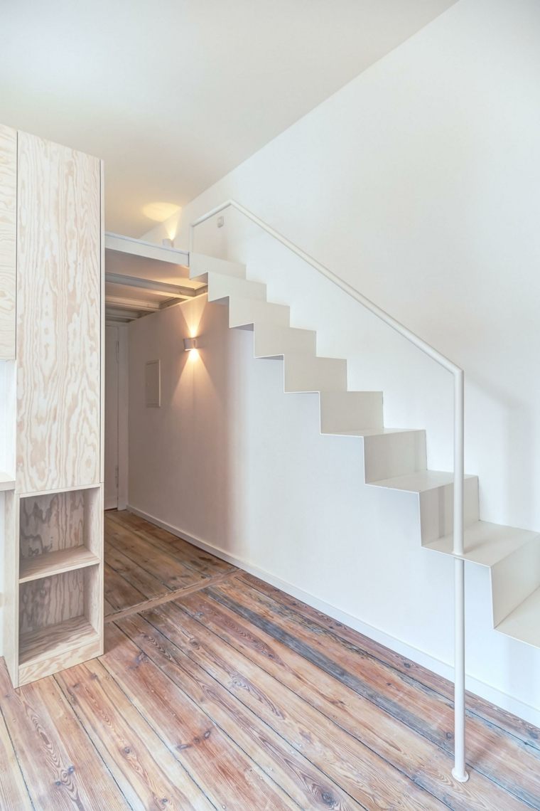 小さなスタジオモダンなデザイン白い階段のデザインアイデア寄木細工の床
