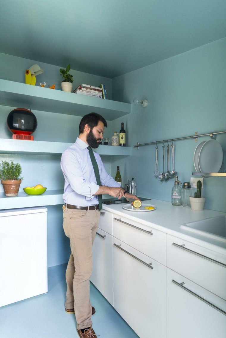 木製の棚のための小さなアパートのアイデアのための青いキッチンのデザイン