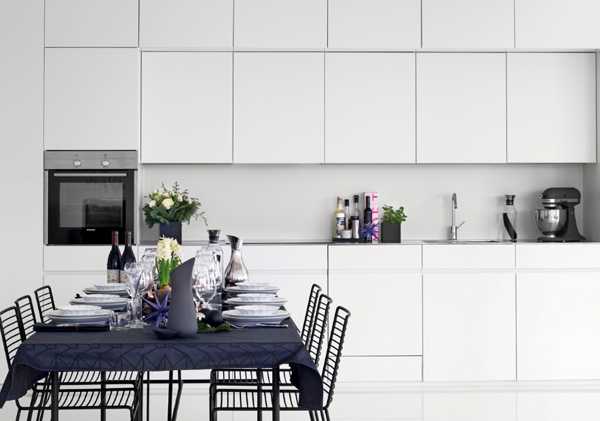 eleganten črni prt v beli kuhinji