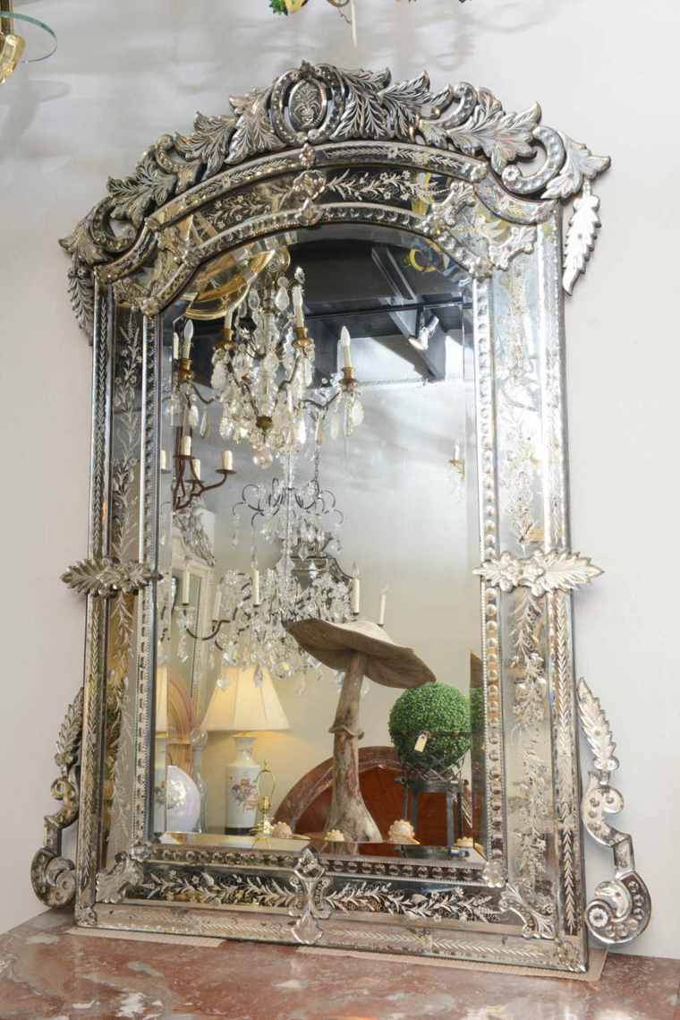 nesenstantis prabangus senovinis Venecijos veidrodis