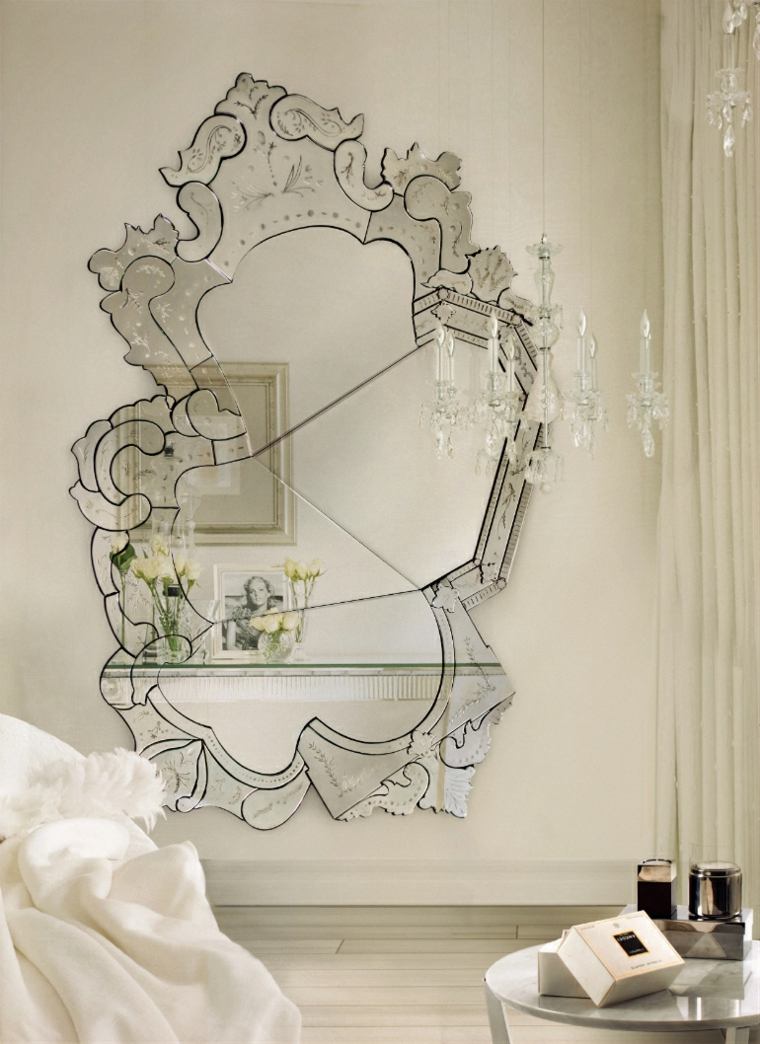 iškreiptas senas Venecijos veidrodis, atspindintis be iškraipymų