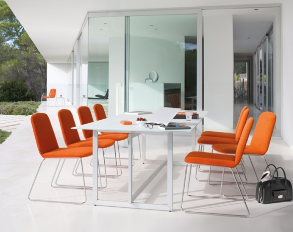 oranžiškai balti lauko baldai
