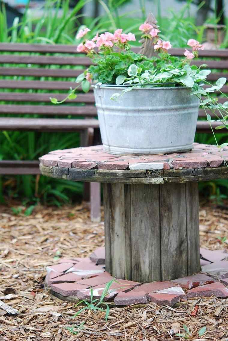mali-vrt-stol-ideja-jeftin-vrtni namještaj