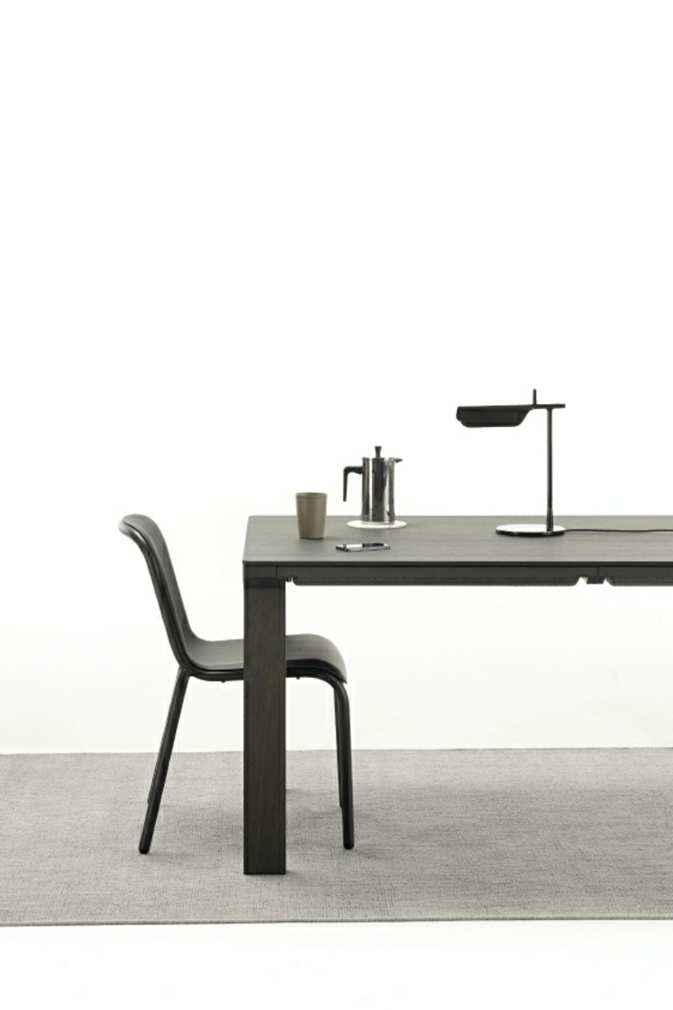 Drveni tamni stol sa suvremenim dizajnom