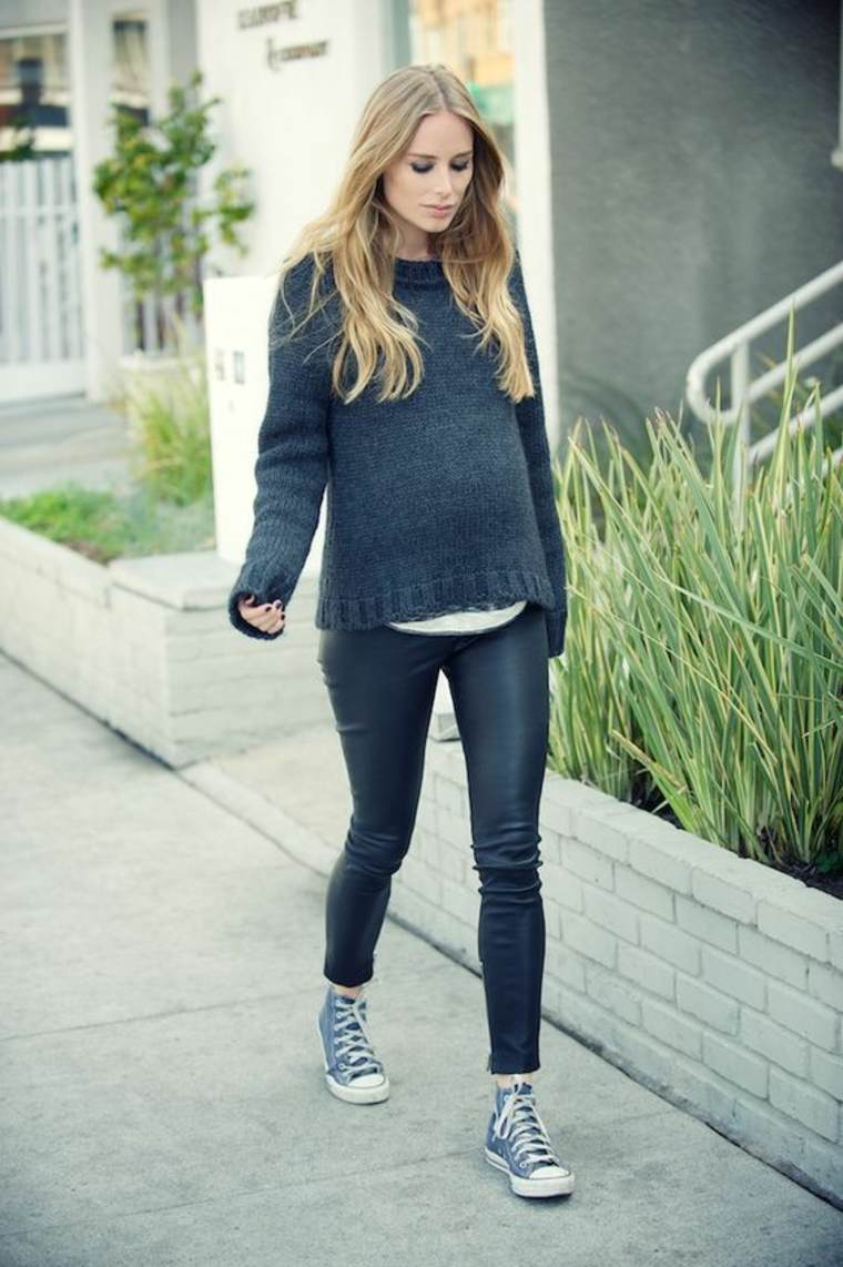 žena trudna izgled džemper hlače crne kožne tenisice ideje