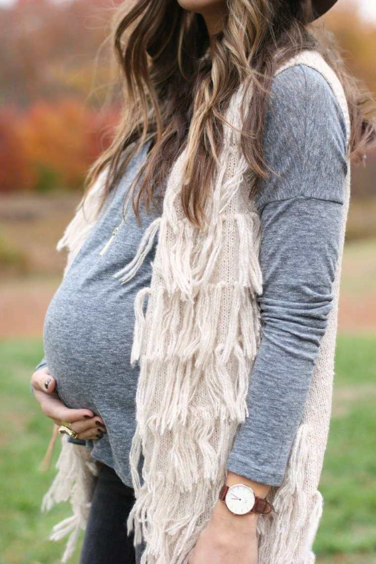 zimska moda trudnica ideja odjeće za sivu majicu