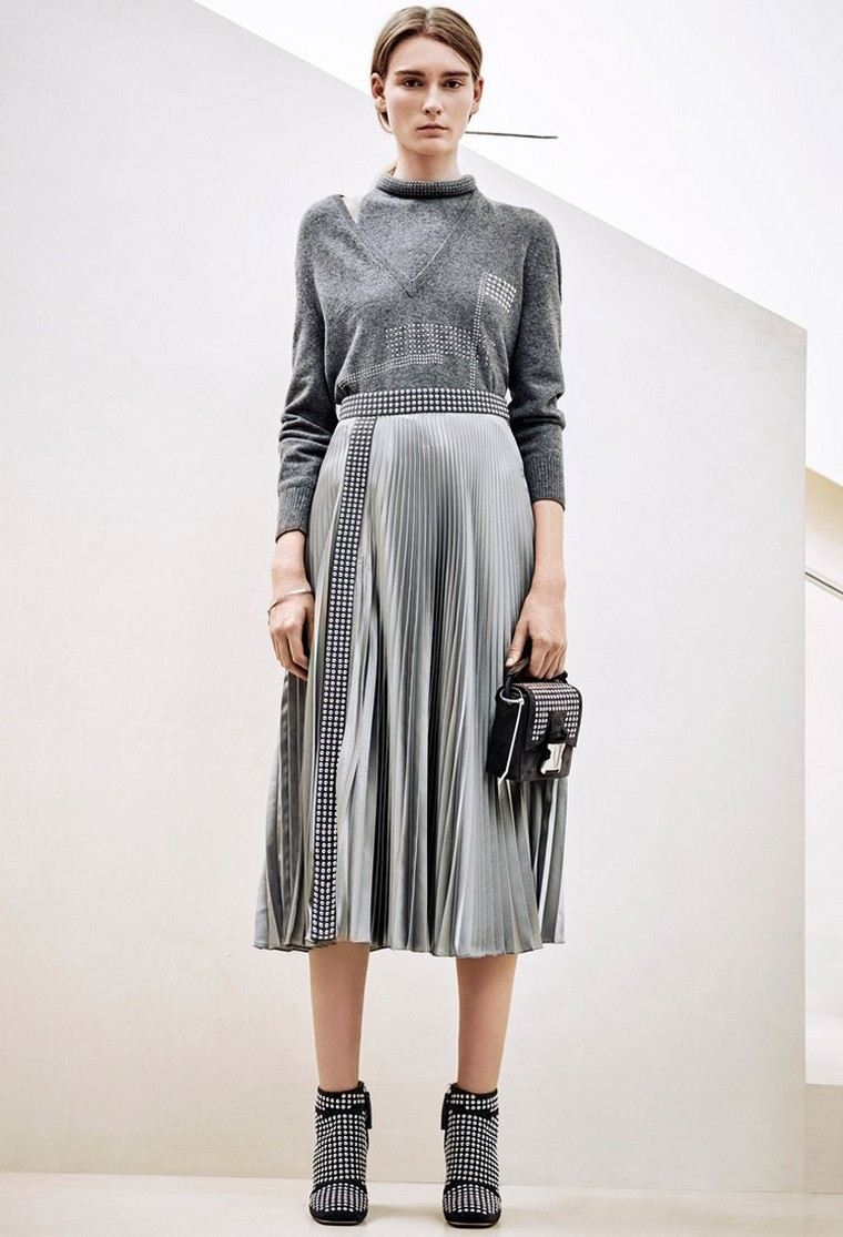idėja futuristinė išvaizda moteris ilgas sijonas palaidinė pilka megztinis krepšys batai