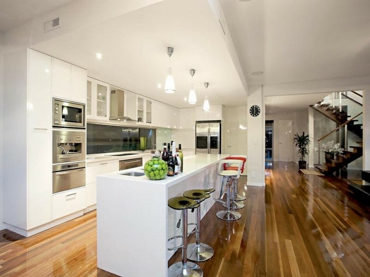 fehér konyha modern fa padlóval