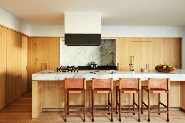 cucina-moderna-modello-deco-isola-legno-piano-di-lavoro-in-marmo