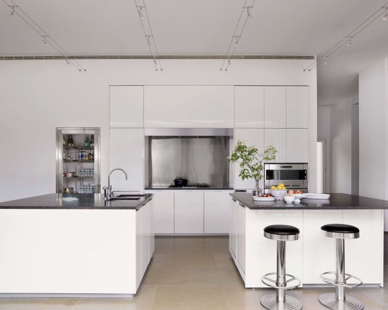 cucina-moderna-modello-in acciaio inox-splashback-organizzazione-spazio