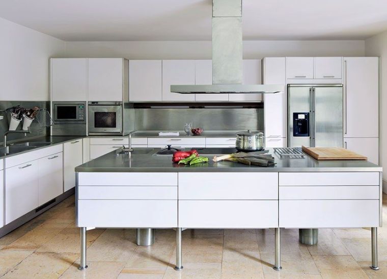 cucina-moderna-modello-isola-grigio-piano-di-lavoro-con-contenitore-bianco