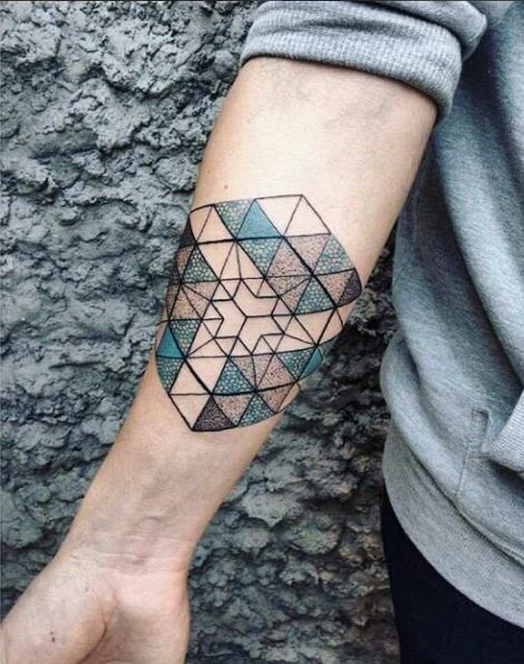 tatuiruočių idėjos-originalios-rankos-geometrinio modelio be