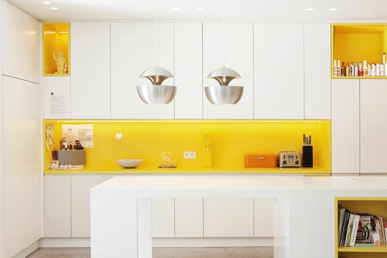 cucina colore vernice moderna paraspruzzi giallo mobili alti