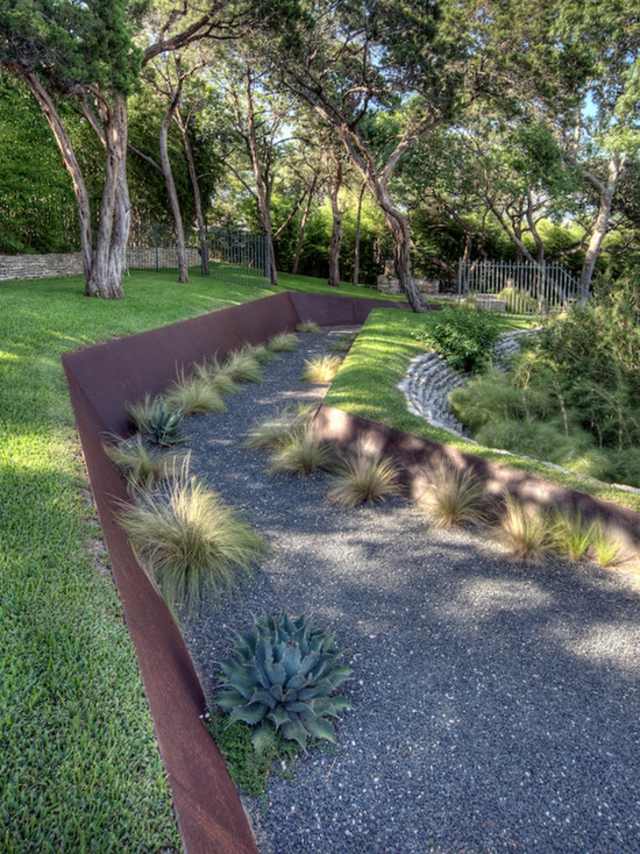 ograda zid metalna vegetacija