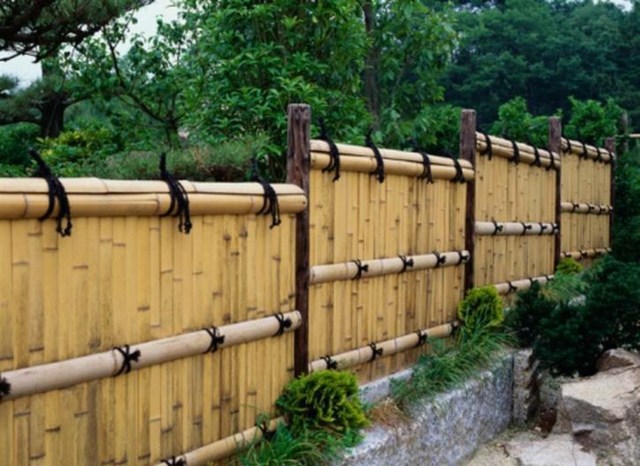 vrtna ograda od bambusa kameni zid