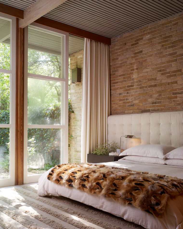 Uzglavlje kreveta od cigle, unutrašnji dizajn spavaće sobe