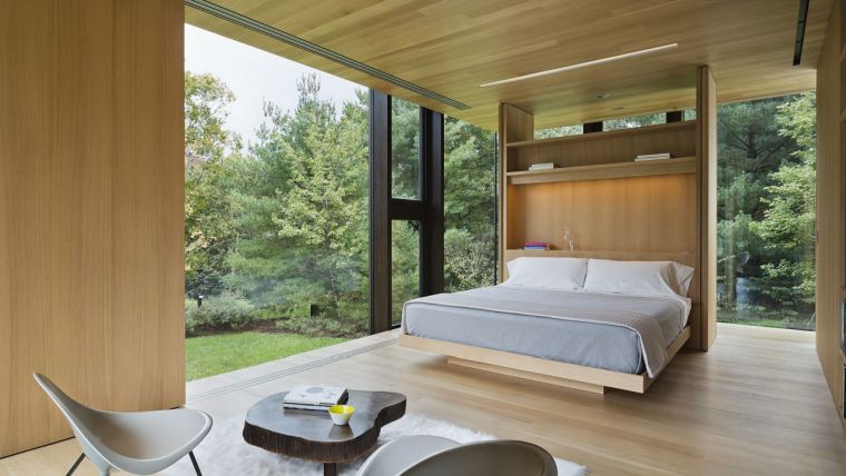 moderan dekor spavaće sobe sa staklom i drvom