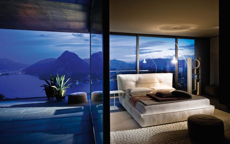 luksuzni dekor spavaće sobe sa staklenim zidovima