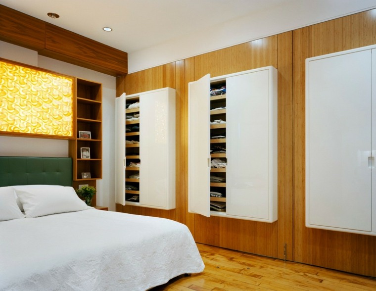 Miegamojo idėja sutvarkyti erdvės lentynas medinės spintelės parketas