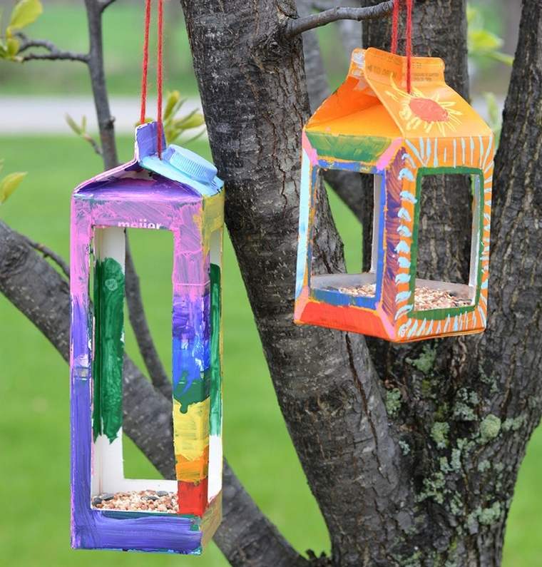 Mangiatoia per uccelli idea fai da te scatola di cartone giardino