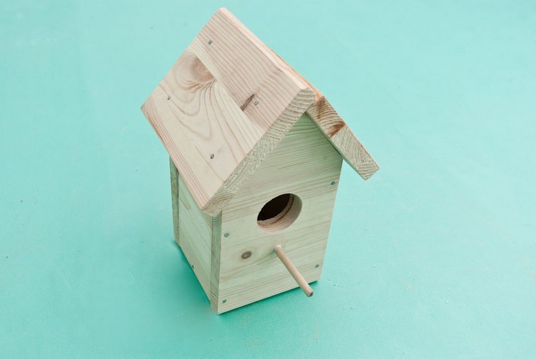 Installazione da giardino in legno per casetta nido per uccelli