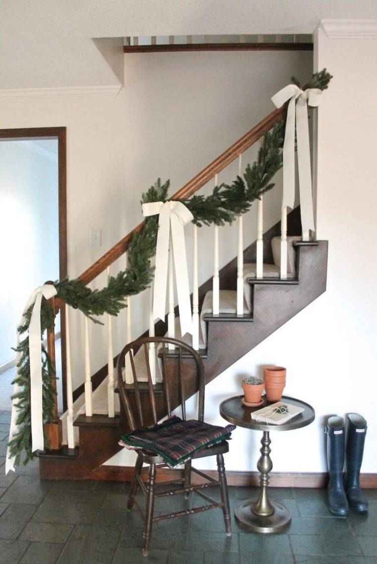 Božićni DIY ukras stubišta bijeli vijenac božićnog drvca