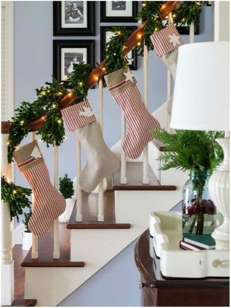 Albero di Natale fai-da-te con ghirlanda di scale decorative natalizie