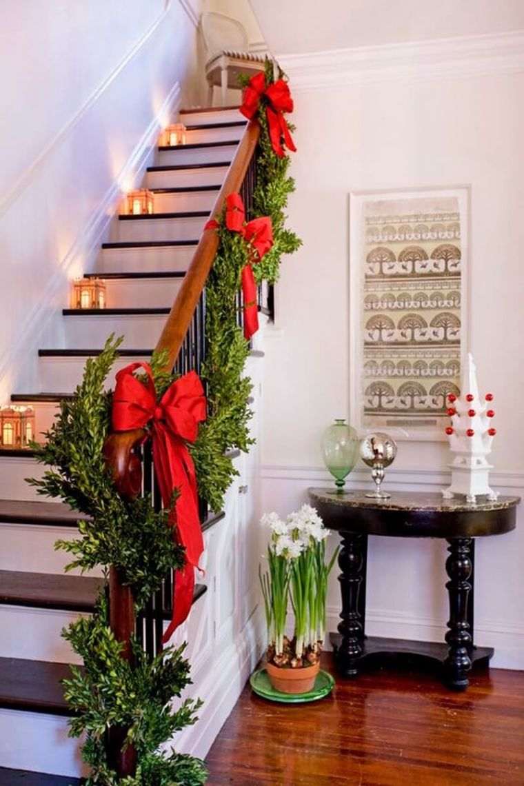 Božićni ukras stubište vrpca fenjeri svijeće ideja