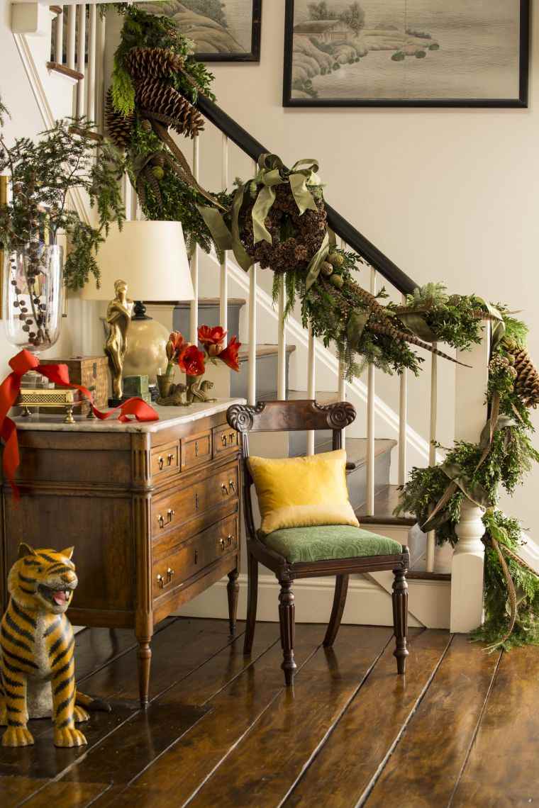 decorazioni natalizie fai da te all'interno della tromba delle scale