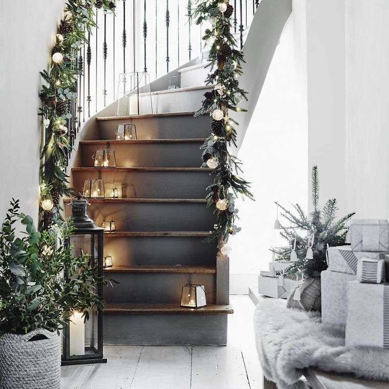 Candele per feste di ghirlande di scale interne di decorazioni natalizie