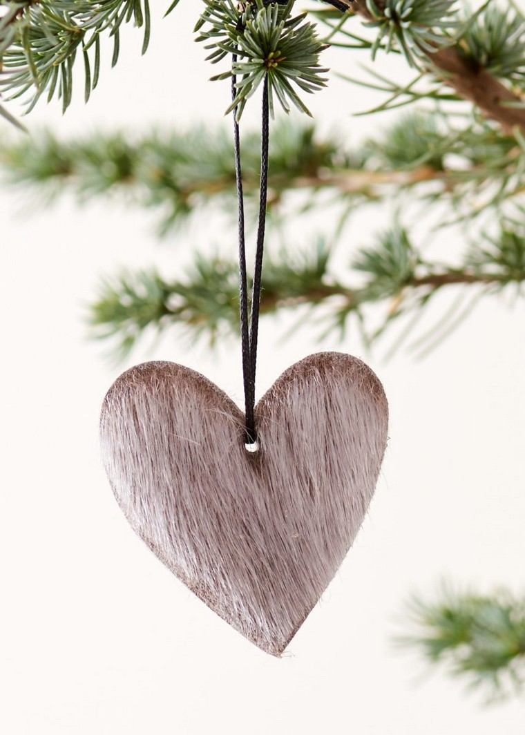 Skandinaviško kalėdinio interjero dekoravimo idėja - medinis širdies pakabukas