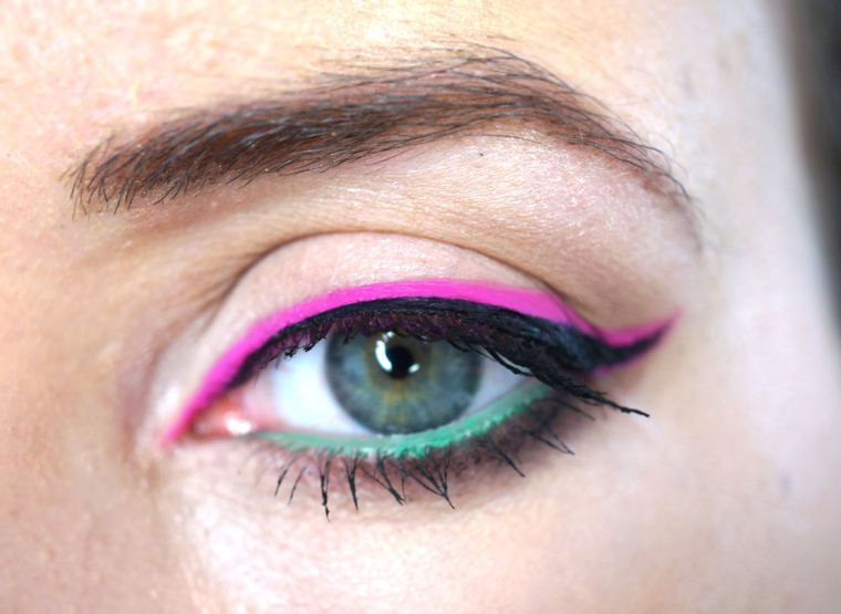 eyeliner-colore-rosa-brillante-trucco