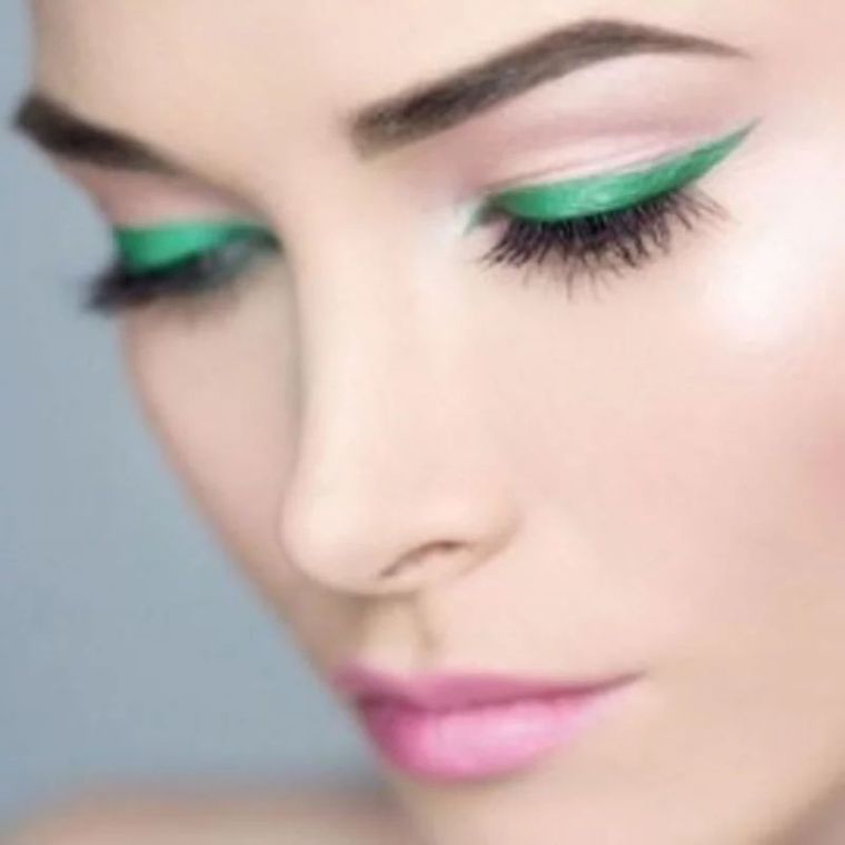 trucco-alla moda-eyeliner-colore-brillante