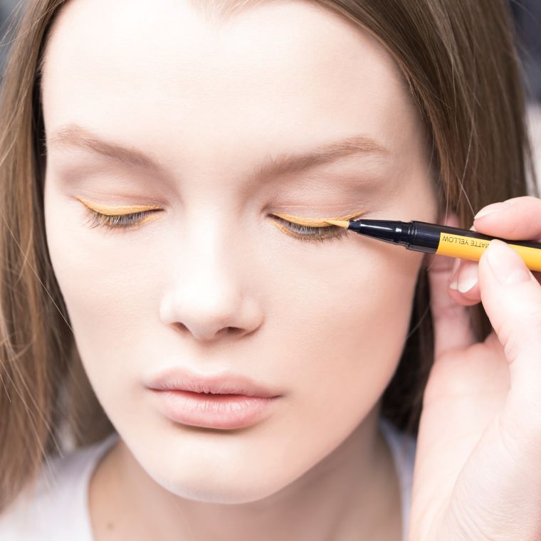 trucco-tendenza-colore-eyeliner-giallo